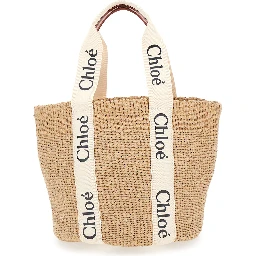 حقيبة تسوق وودي بيج بحزام كتف مزين بشعار، مصنوعة من ألياف طبيعية منسوجة، للنساء