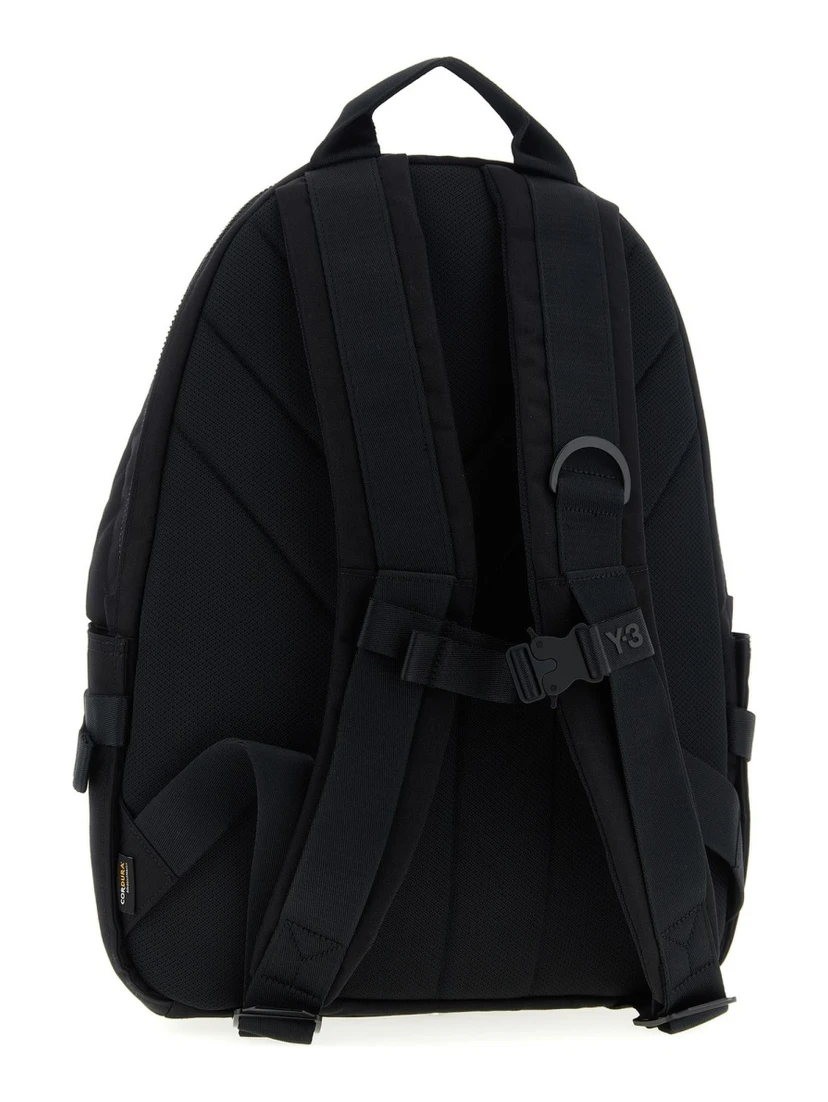 حقيبة ظهر بشعار