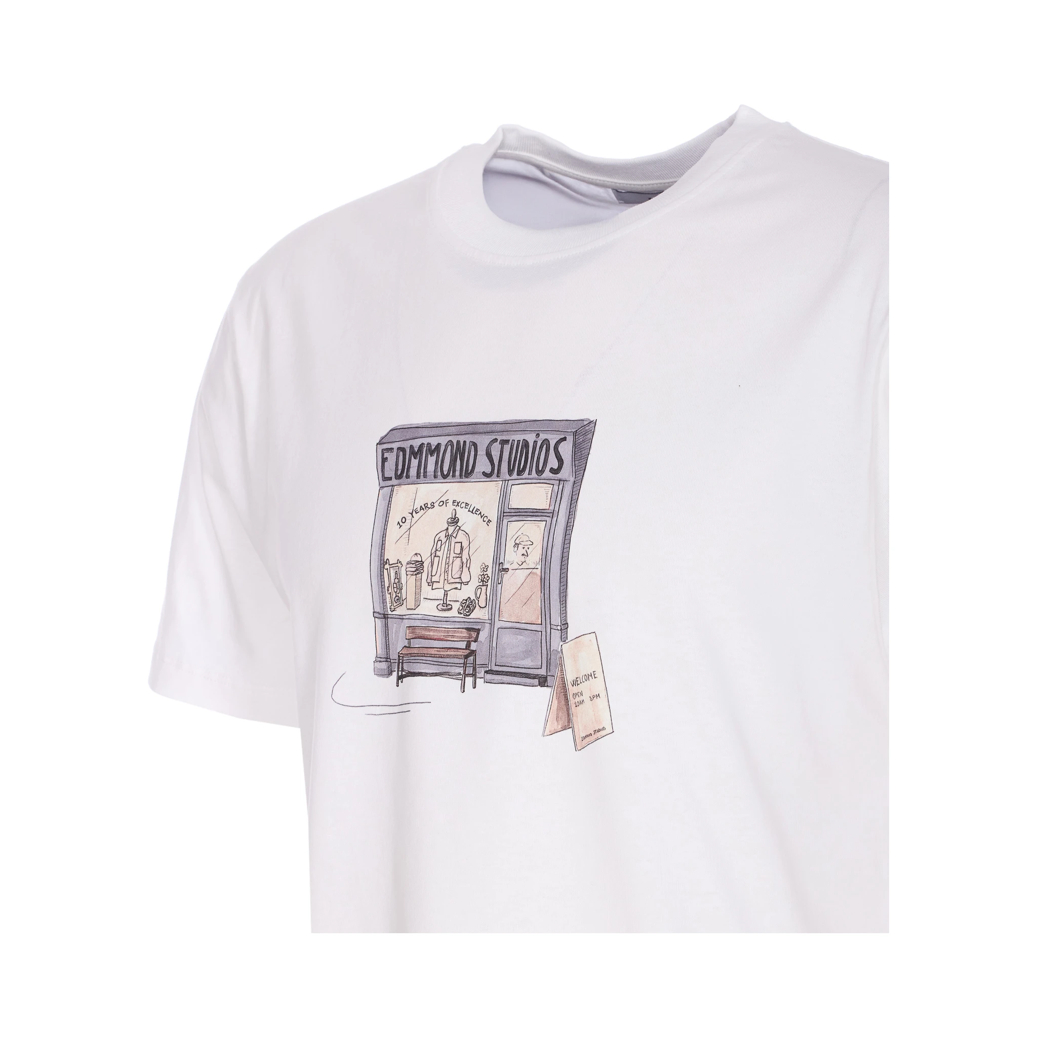 تيشيرتات وبولو بيضاء من إدموند ستوديوز
