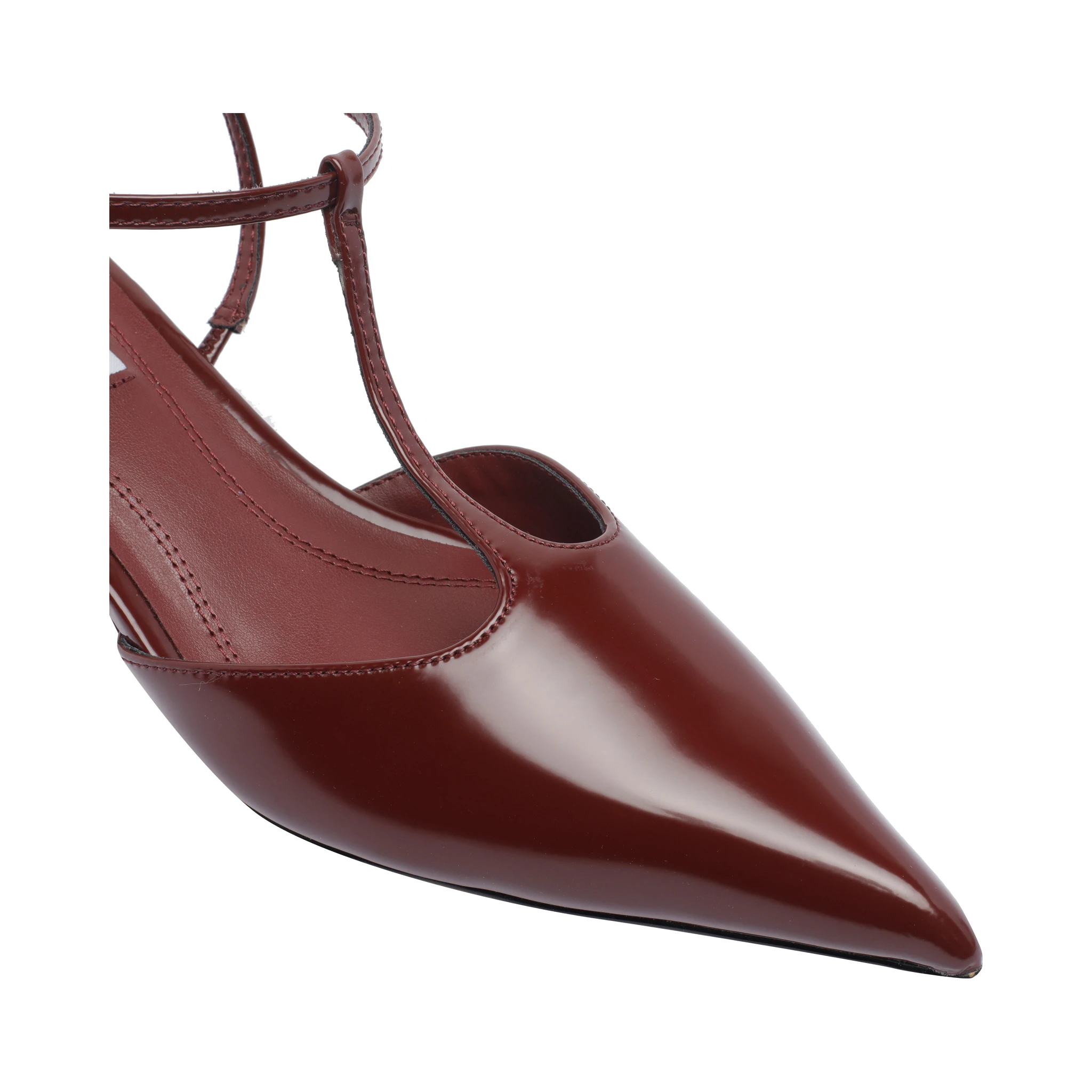 ستيف مادن بكعب أحمر