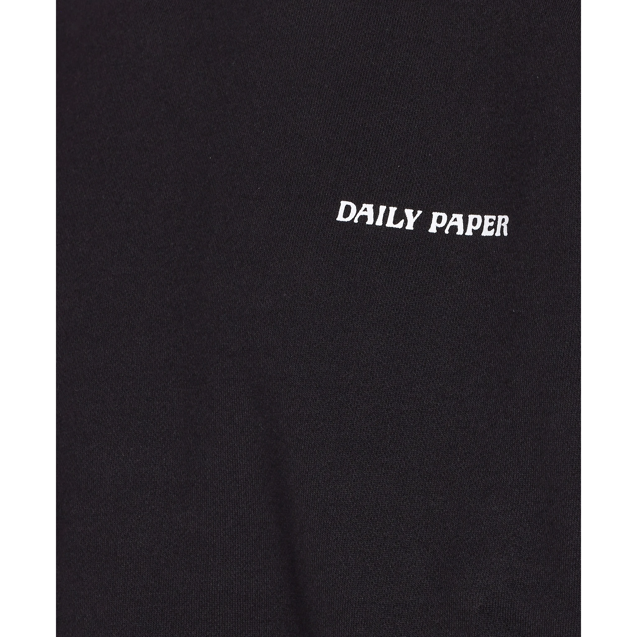 كنزات أومو سوداء من صحيفة ديلي بيبر