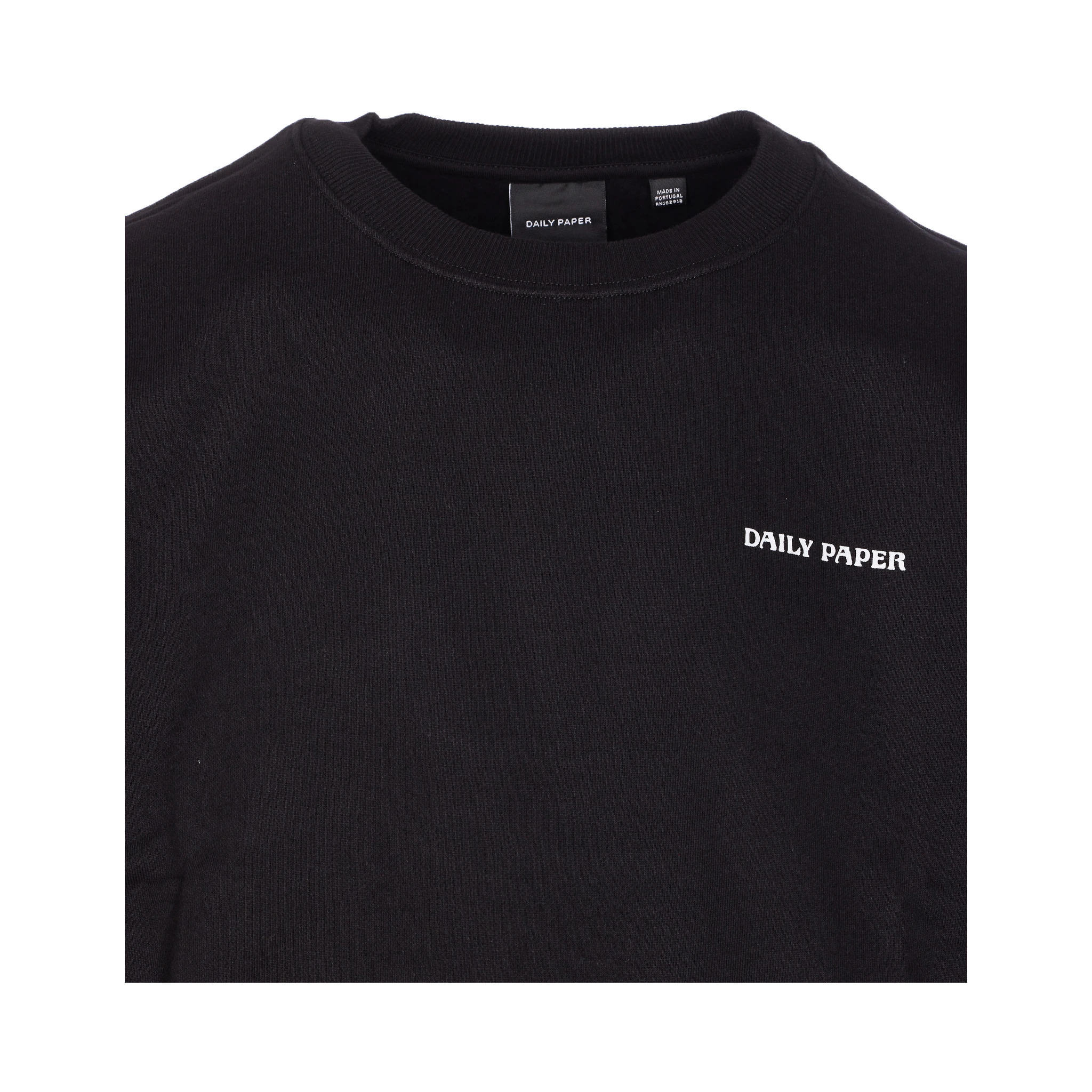 كنزات أومو سوداء من صحيفة ديلي بيبر