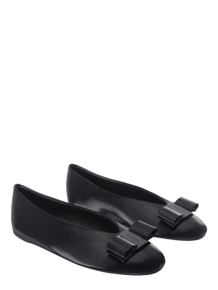 Ferragamo Flat shoes Black alternative