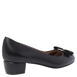 حذاء فيراغامو أسود بكعب