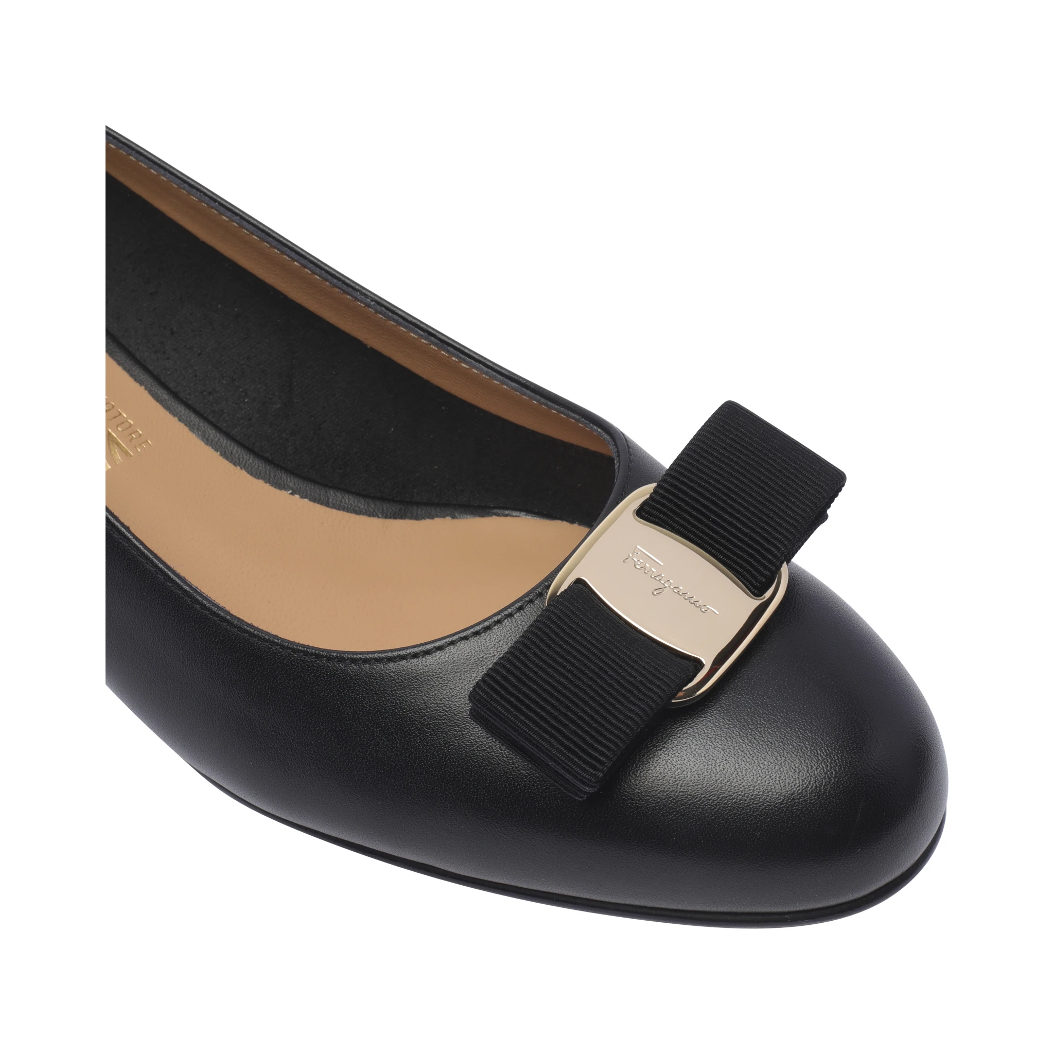 حذاء فيراغامو أسود بكعب