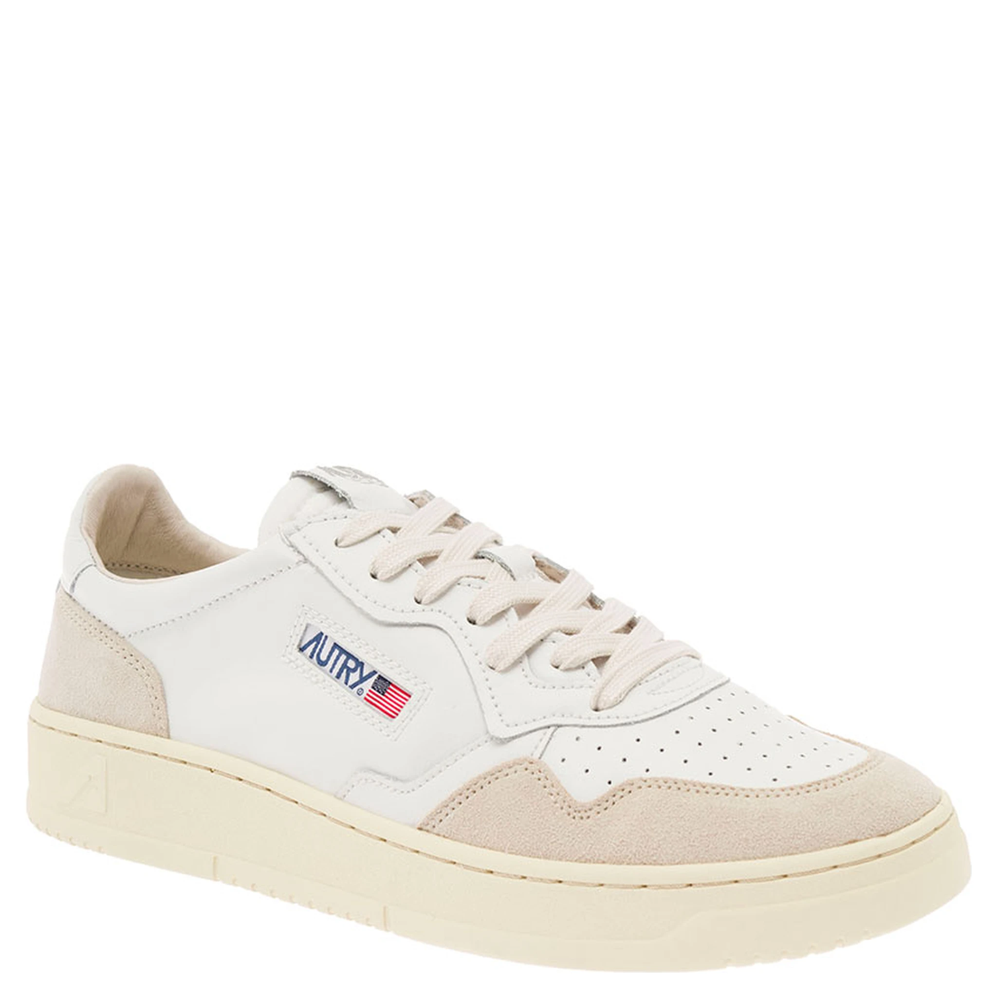 حذاء رياضي أبيض منخفض من الجلد للرجال، مزين بتفاصيل من جلد الغزال البيج.