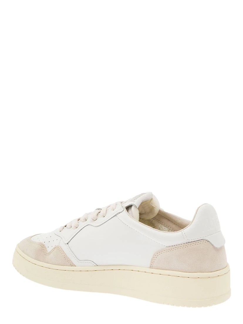 حذاء رياضي أبيض منخفض من الجلد للرجال، مزين بتفاصيل من جلد الغزال البيج.