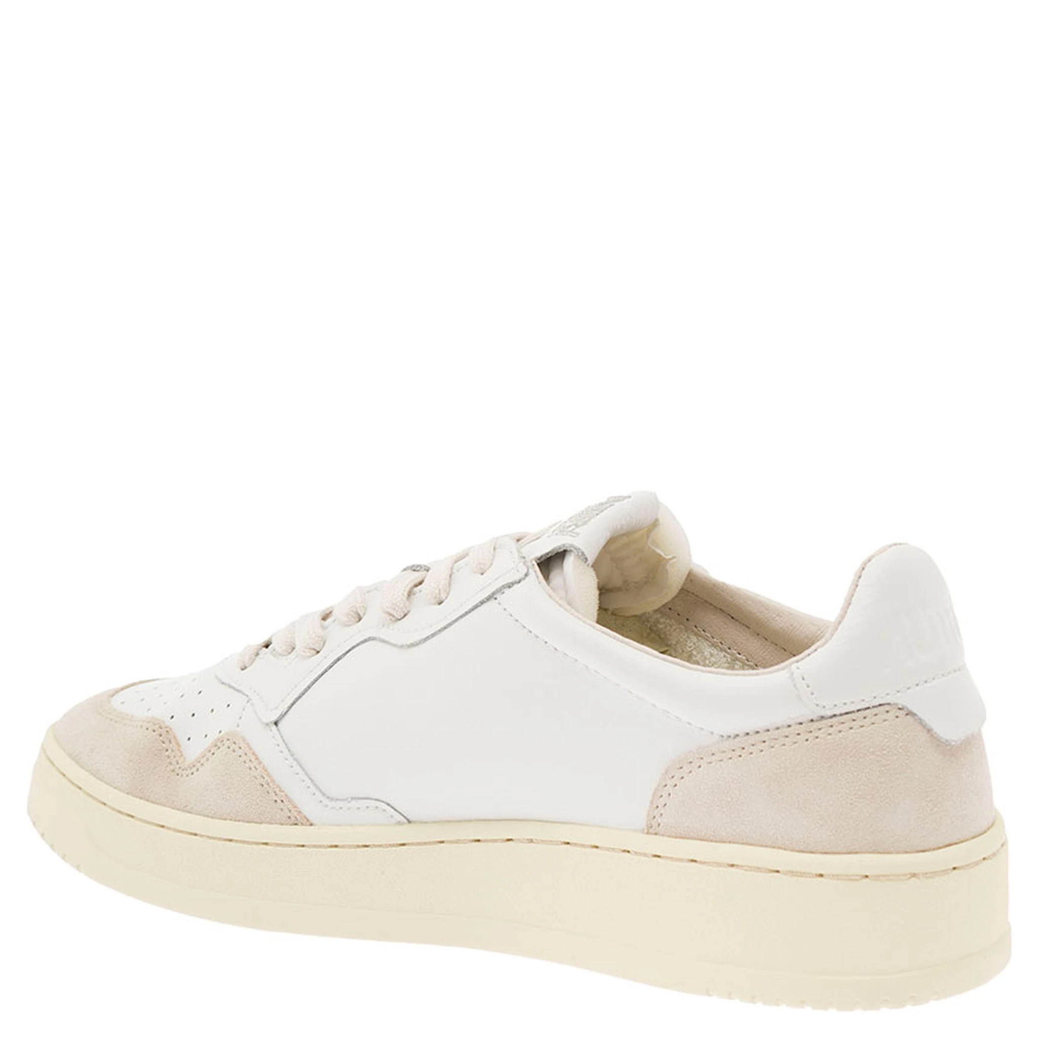 حذاء رياضي أبيض منخفض من الجلد للرجال، مزين بتفاصيل من جلد الغزال البيج.