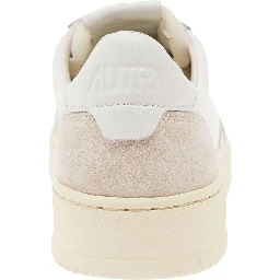 حذاء رياضي أبيض منخفض من الجلد للرجال، مزين بتفاصيل من جلد الغزال البيج.