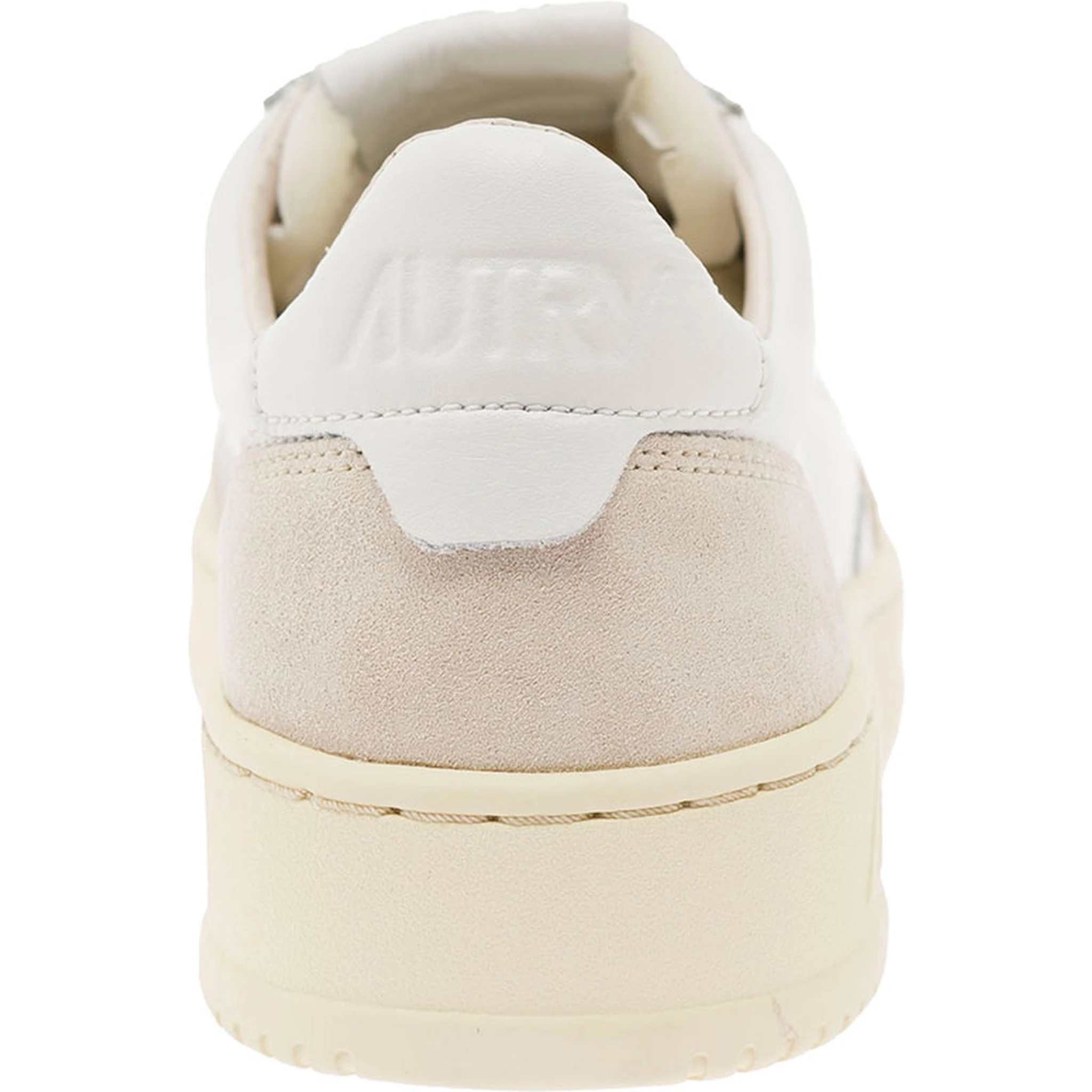 حذاء رياضي أبيض منخفض من الجلد للرجال، مزين بتفاصيل من جلد الغزال البيج.