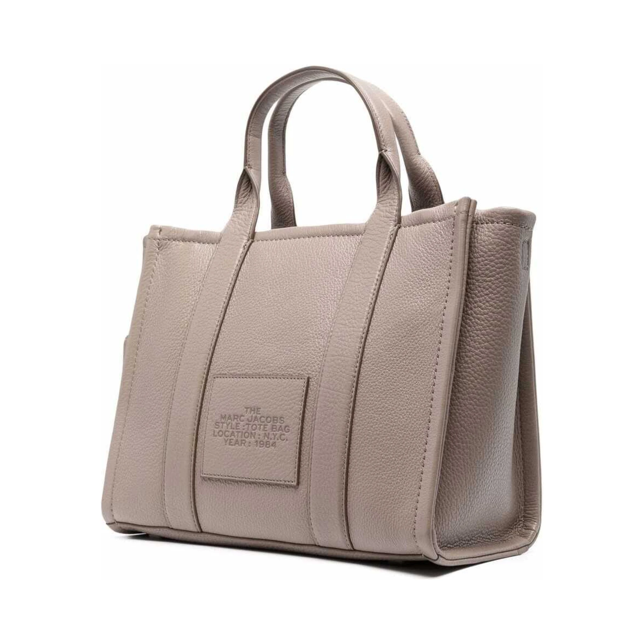 حقيبة يد متوسطة الحجم رمادية اللون، حقيبة كتف مزينة بشعار مارك جاكوبس، مصنوعة من الجلد المحبب، للنساء