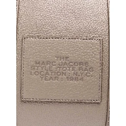 حقيبة يد متوسطة الحجم رمادية اللون، حقيبة كتف مزينة بشعار مارك جاكوبس، مصنوعة من الجلد المحبب، للنساء