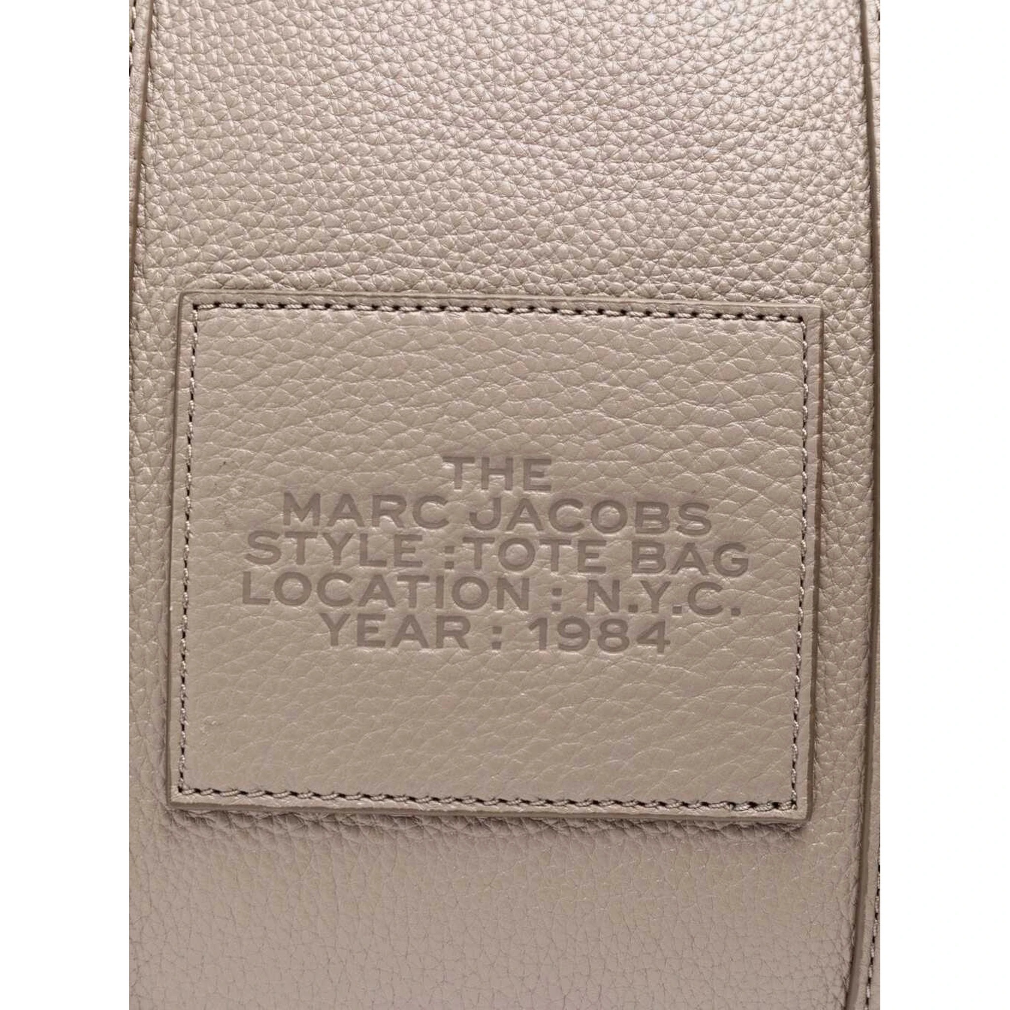 حقيبة يد متوسطة الحجم رمادية اللون، حقيبة كتف مزينة بشعار مارك جاكوبس، مصنوعة من الجلد المحبب، للنساء