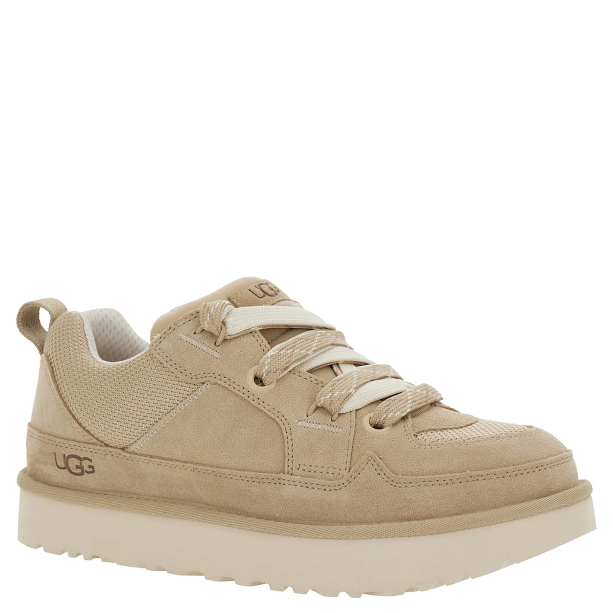 حذاء رياضي بيج من لو لوميل، مصنوع من جلد الغزال، مزين بفتحات شبكية وشعار على الجانب.