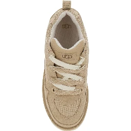 حذاء رياضي بيج من لو لوميل، مصنوع من جلد الغزال، مزين بفتحات شبكية وشعار على الجانب.