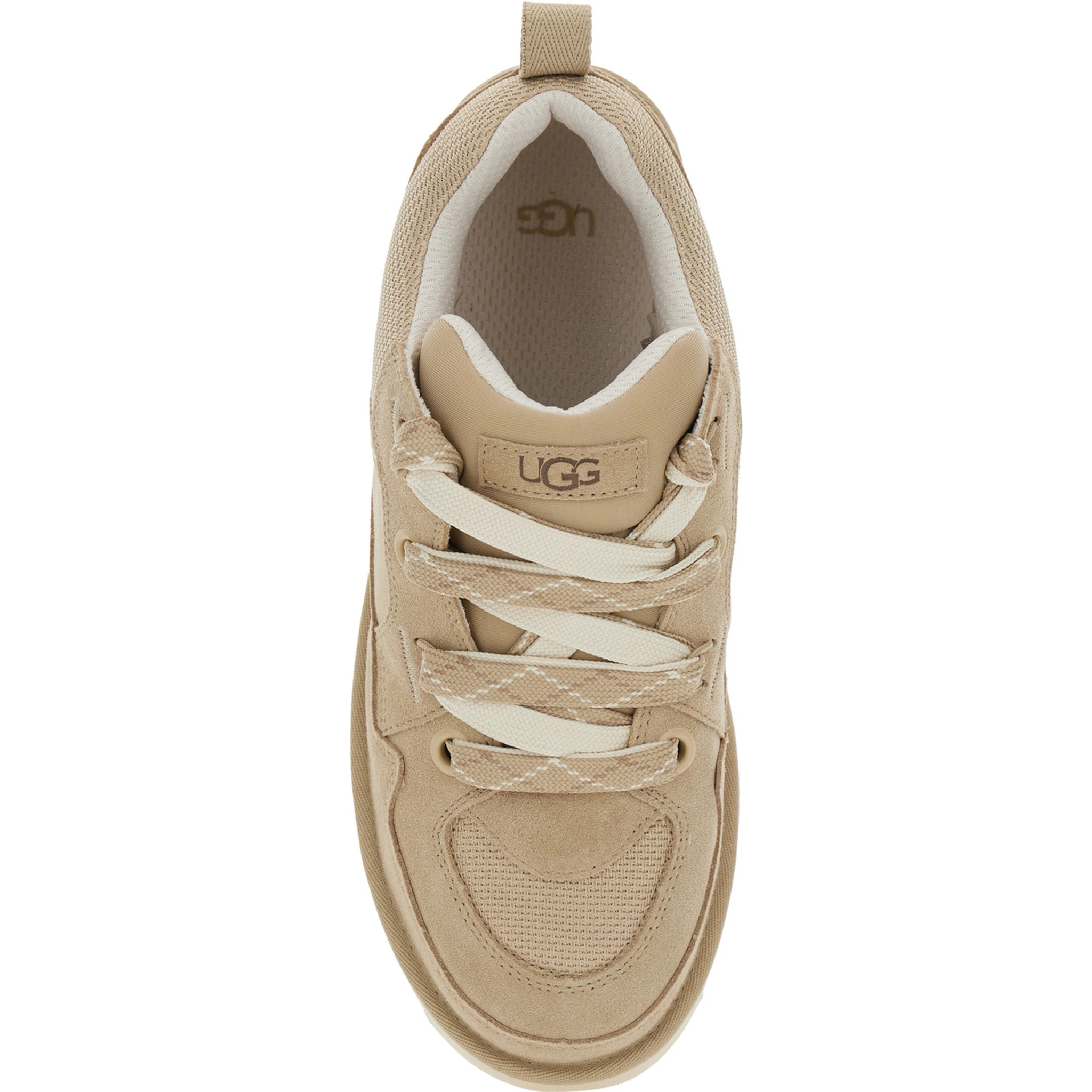 حذاء رياضي بيج من لو لوميل، مصنوع من جلد الغزال، مزين بفتحات شبكية وشعار على الجانب.