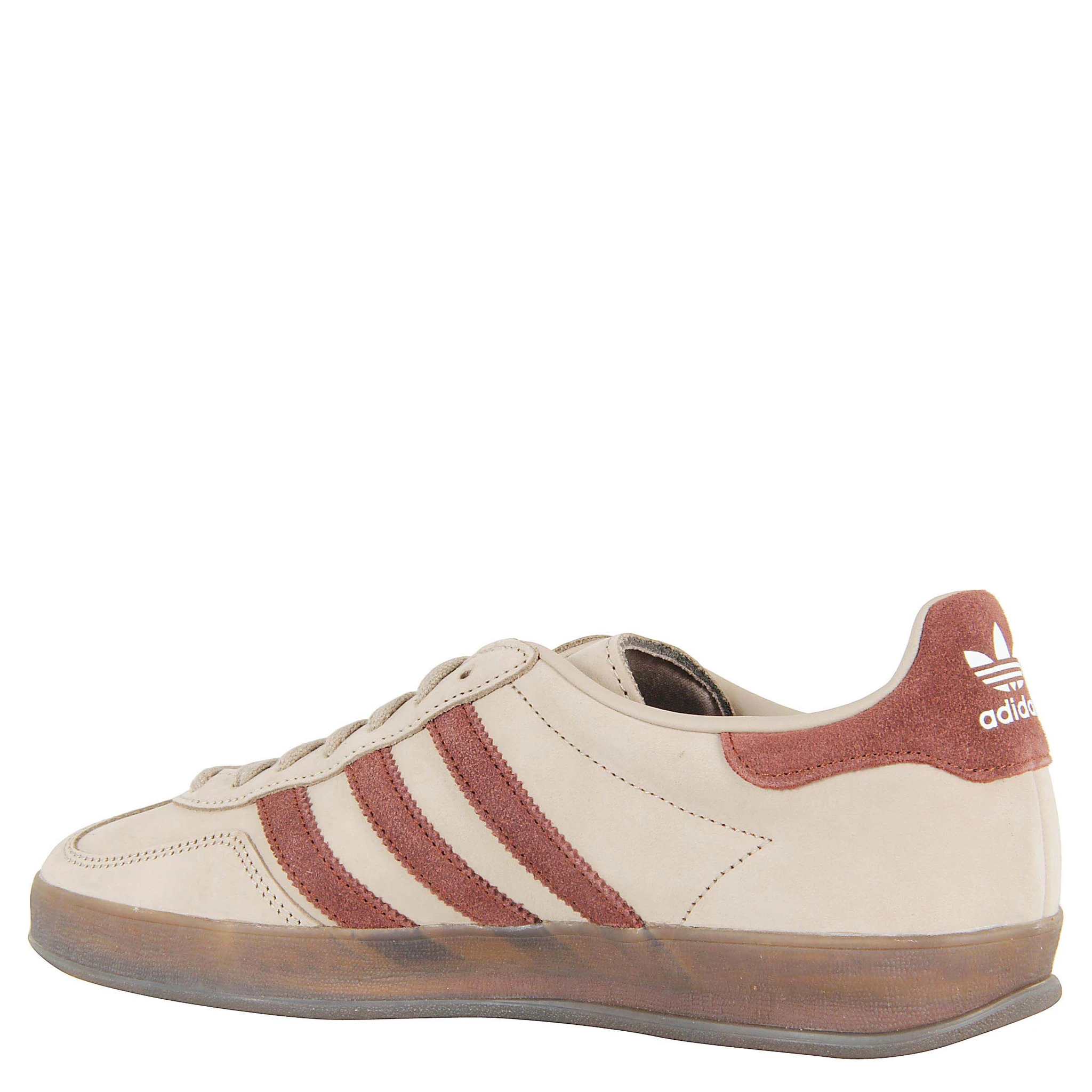 أحذية غزال بثلاثة خطوط