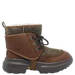 أحذية UGG بنية اللون