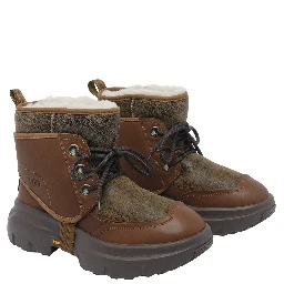 أحذية UGG بنية اللون