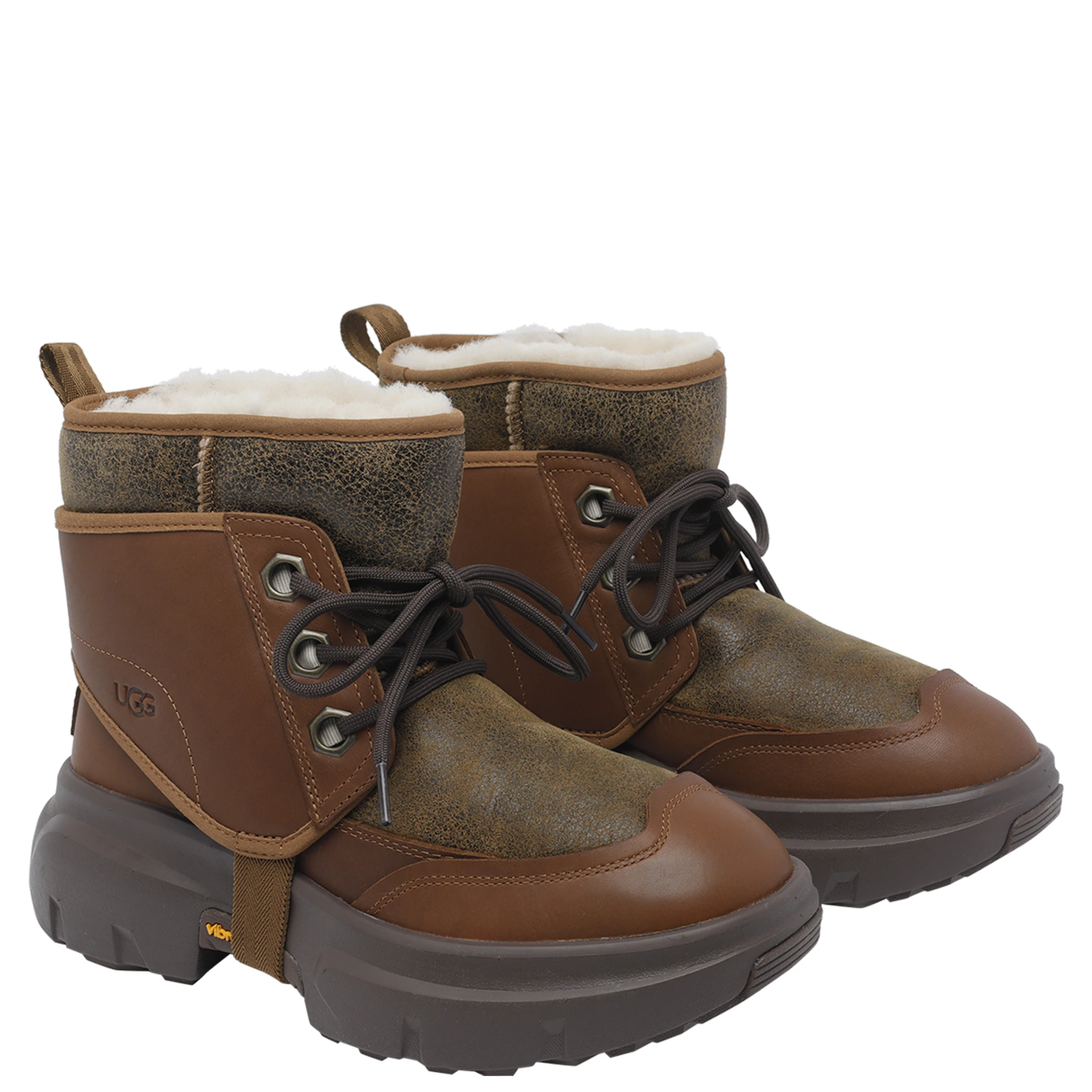 أحذية UGG بنية اللون