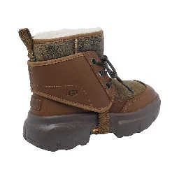 أحذية UGG بنية اللون
