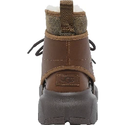 أحذية UGG بنية اللون