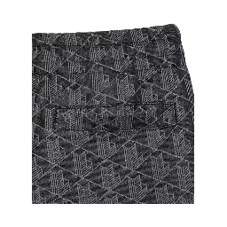 بنطال بخطوط جانبية بنمط هندسي