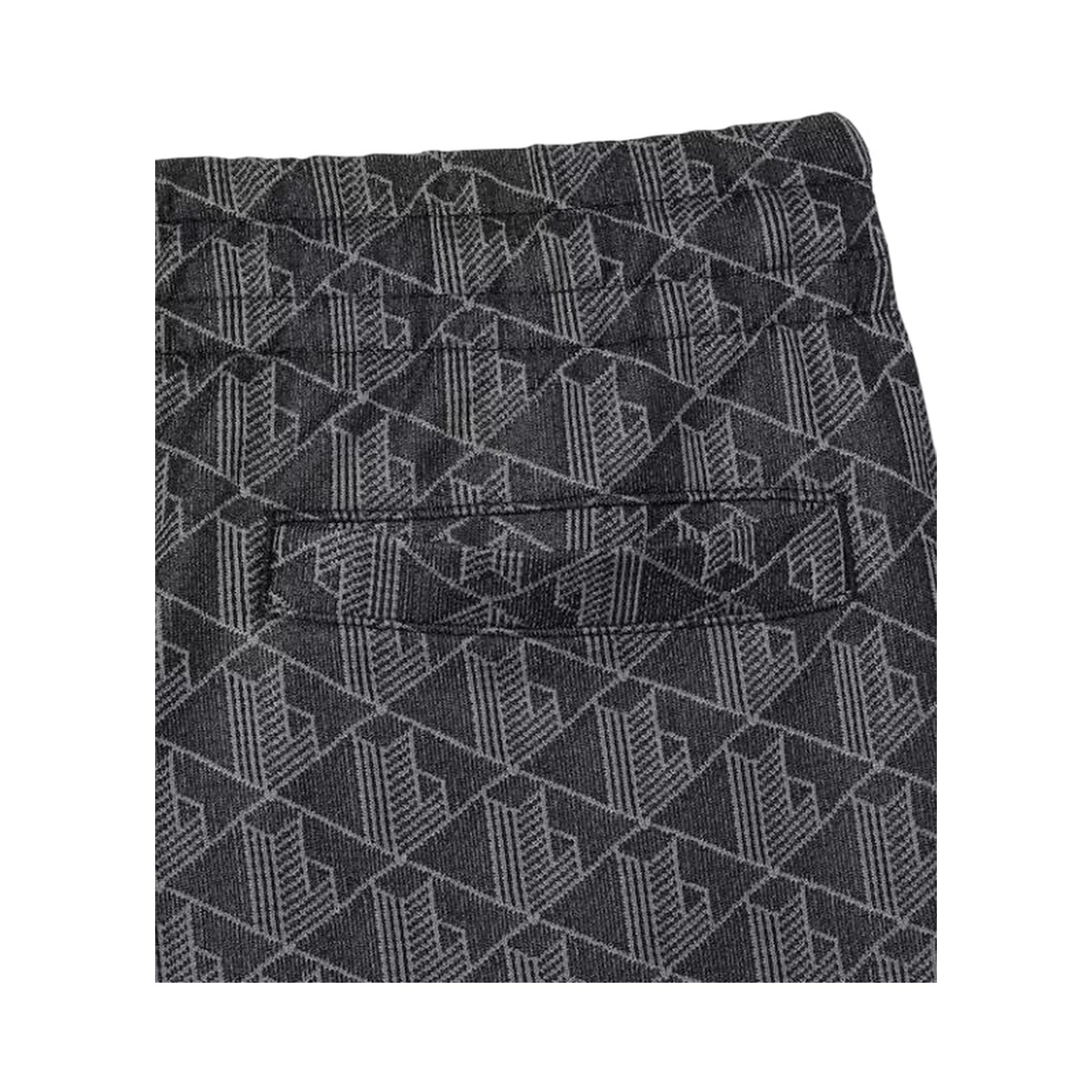 بنطال بخطوط جانبية بنمط هندسي