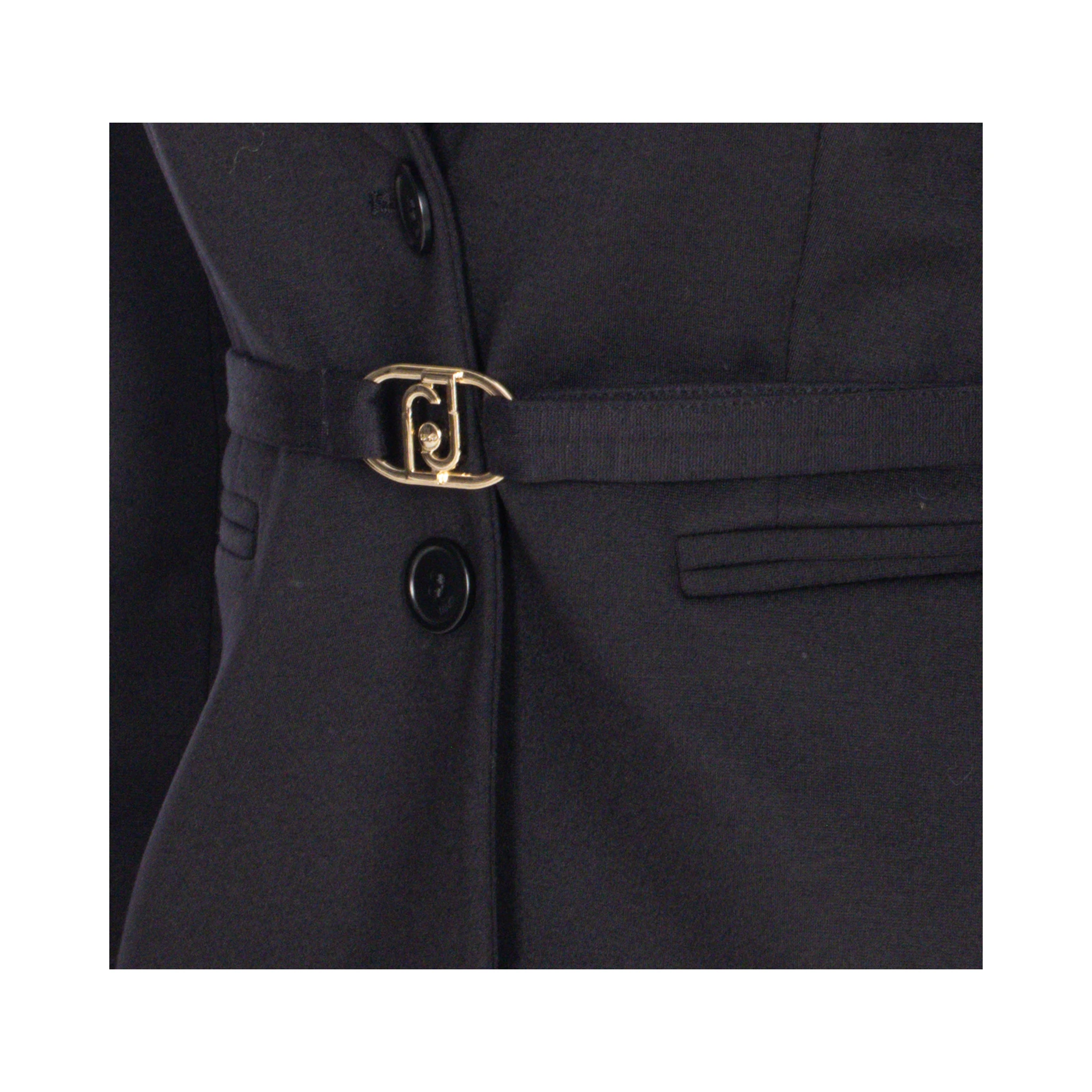 جاكيتات ليو جو سوداء