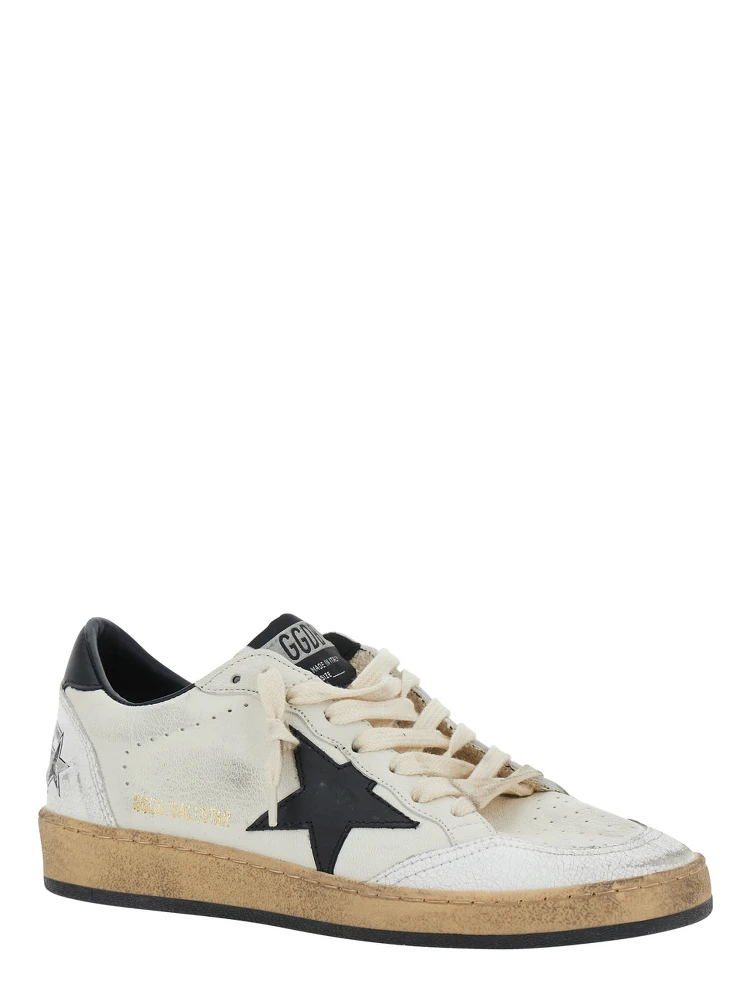 حذاء رياضي منخفض من Ballstar باللونين الأسود والأبيض، مزين برقعة نجمة على الجانب وكعب بلون مغاير مع كتابة جلدية نسائية alternative