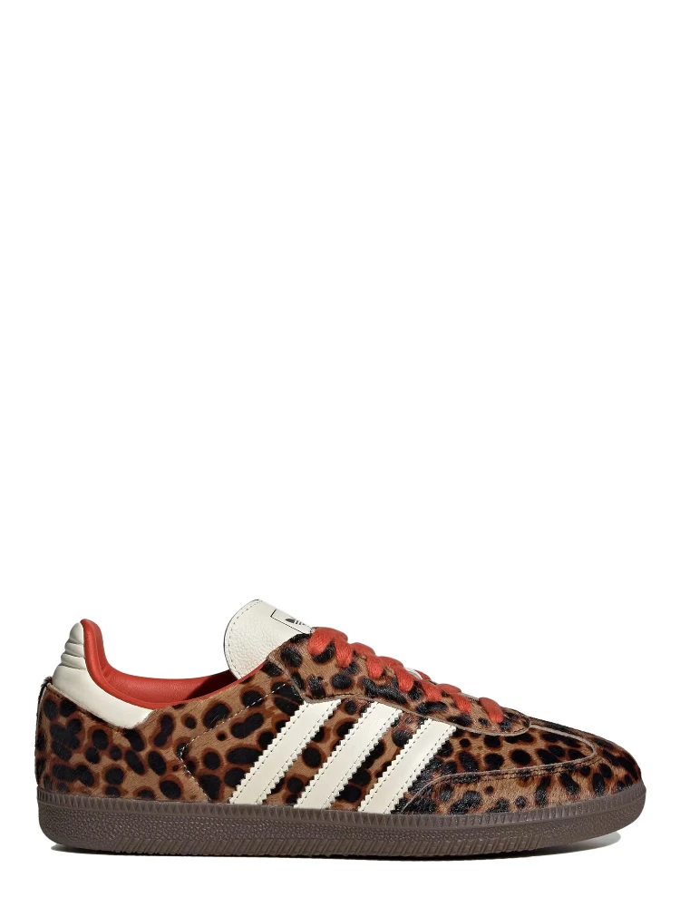 حذاء رياضي بني من أديداس