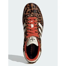 حذاء رياضي بني من أديداس