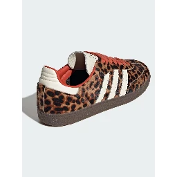 حذاء رياضي بني من أديداس