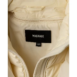 معاطف ماكاج بيضاء
