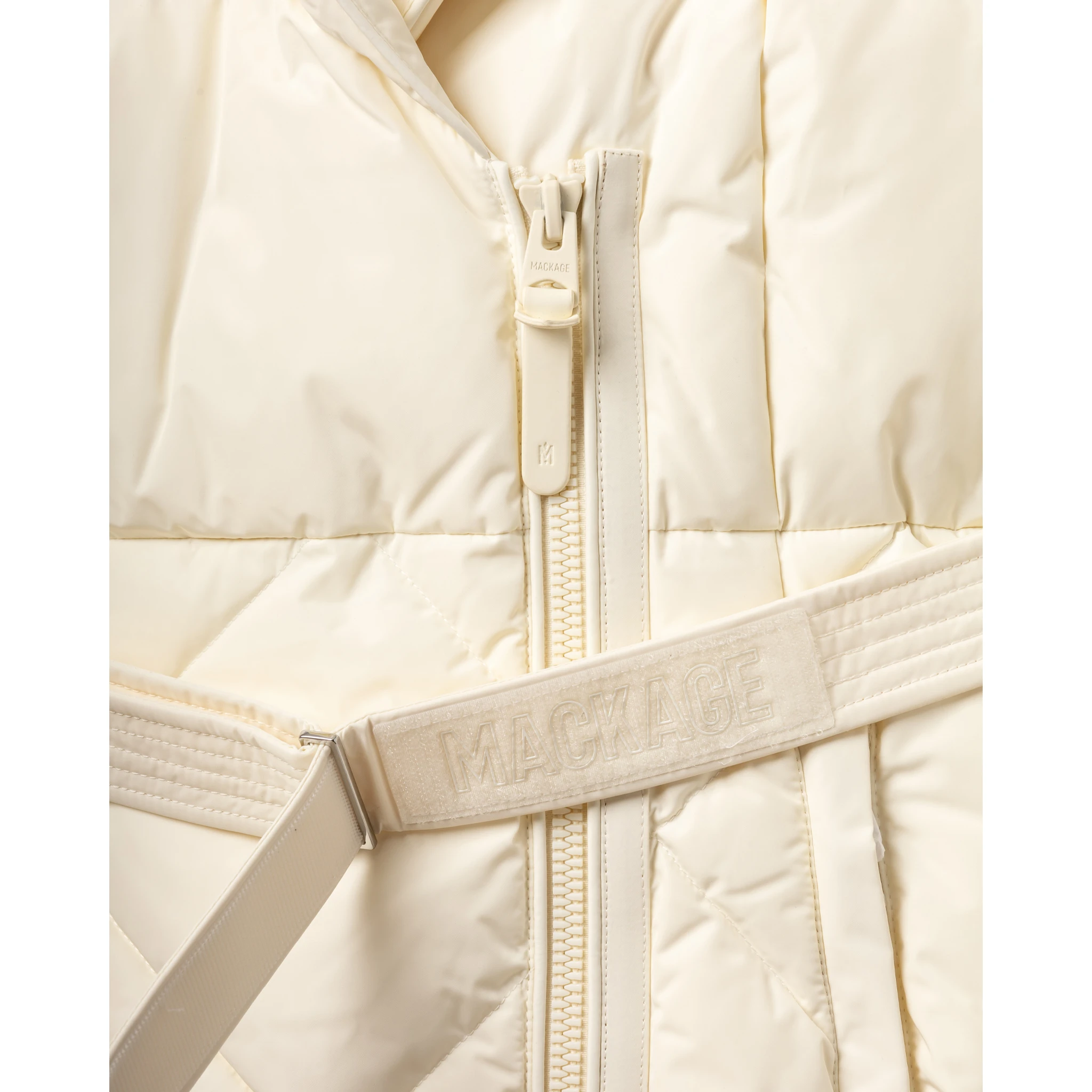 معاطف ماكاج بيضاء