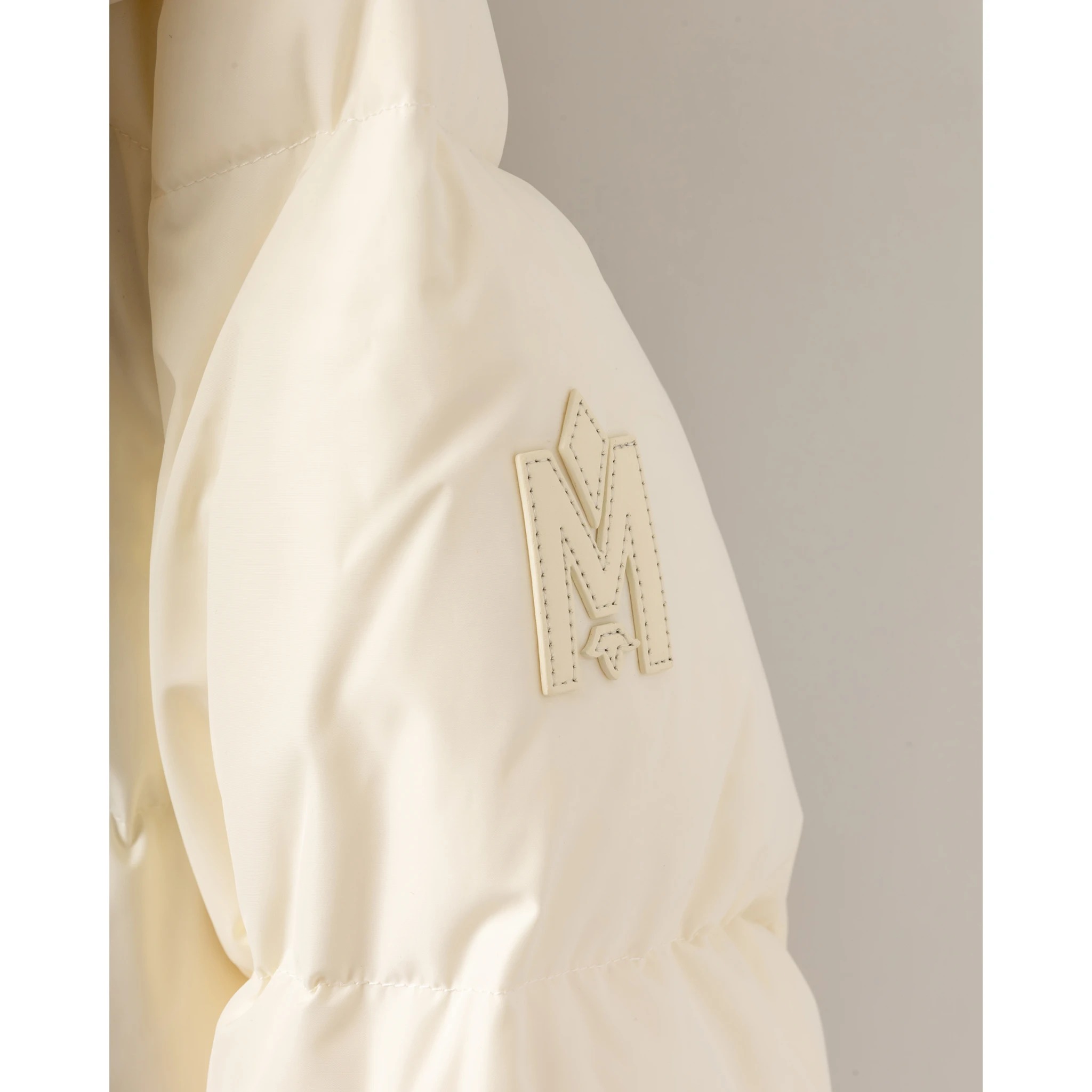 معاطف ماكاج بيضاء