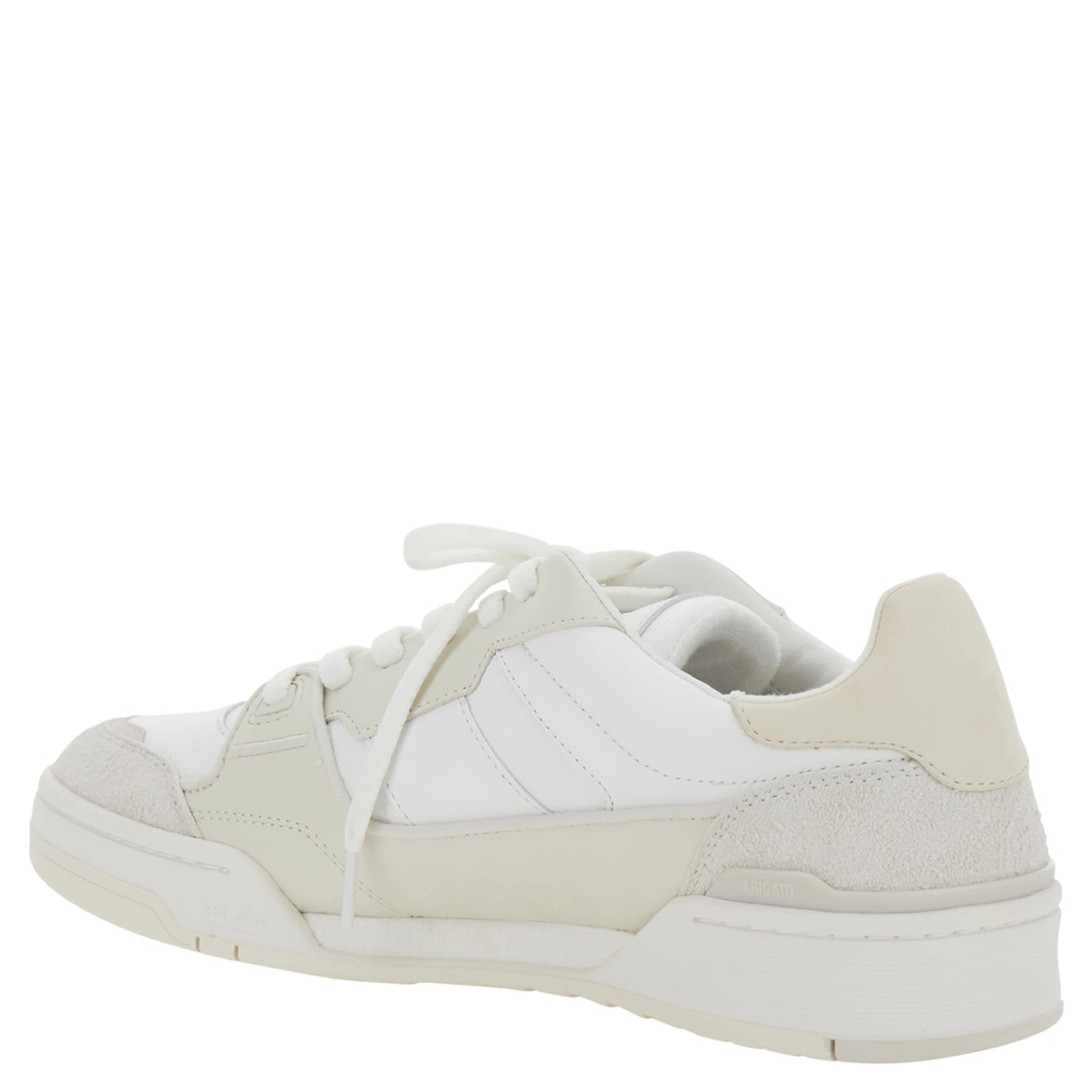 حذاء رياضي بيج طيني مع أجزاء من الجلد المدبوغ وشعار على اللسان من الجلد الرجالي