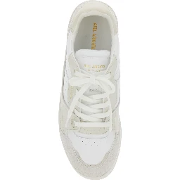 حذاء رياضي بيج طيني مع أجزاء من الجلد المدبوغ وشعار على اللسان من الجلد الرجالي