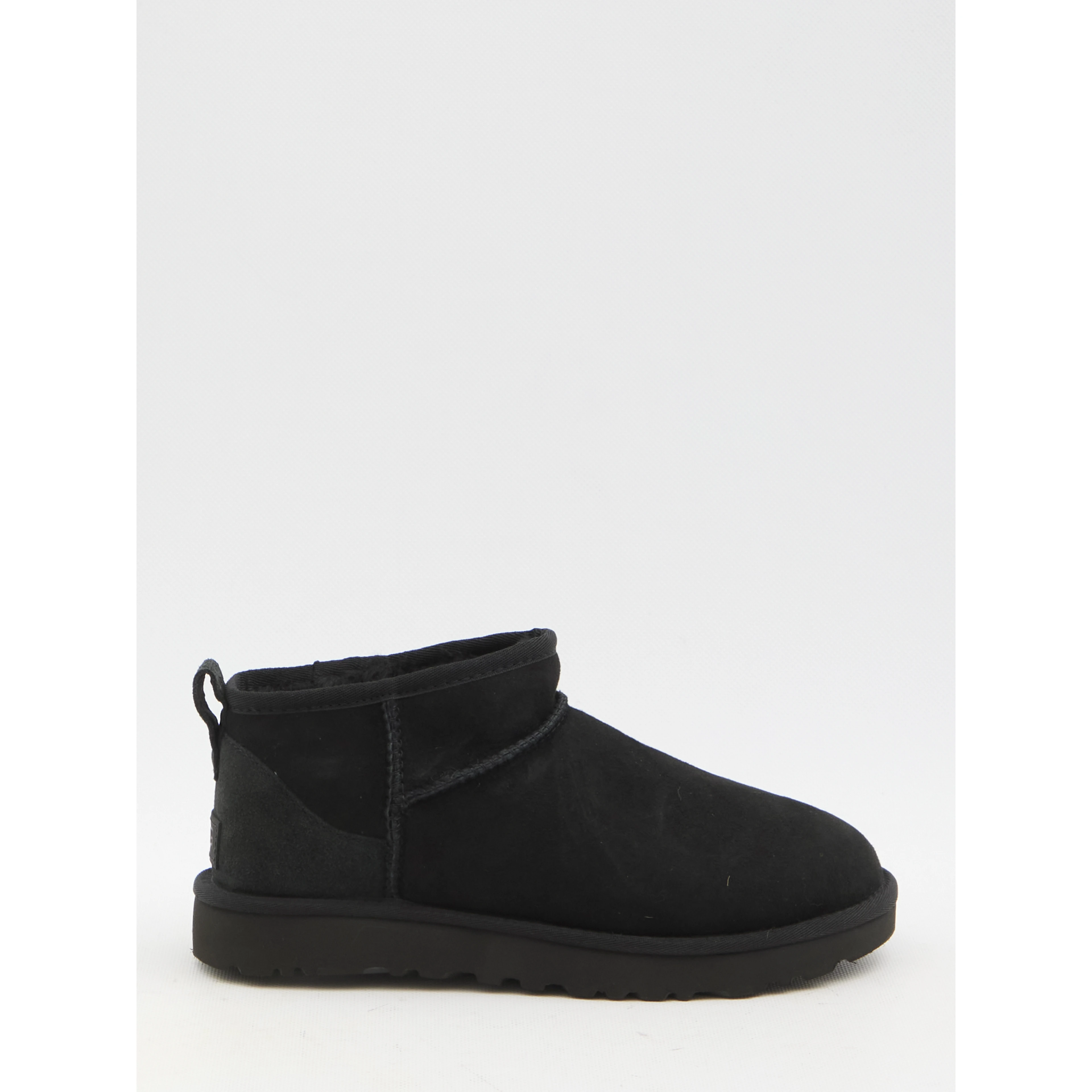 أحذية Ugg الكلاسيكية القصيرة جدًا