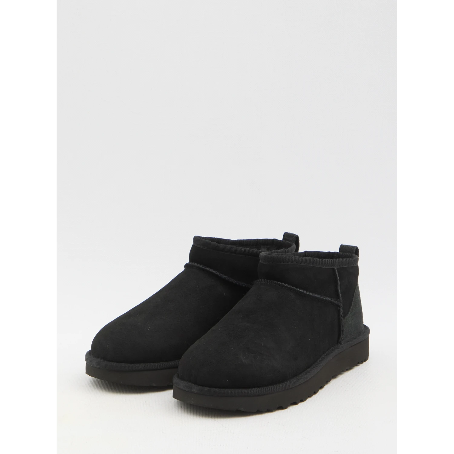 أحذية Ugg الكلاسيكية القصيرة جدًا