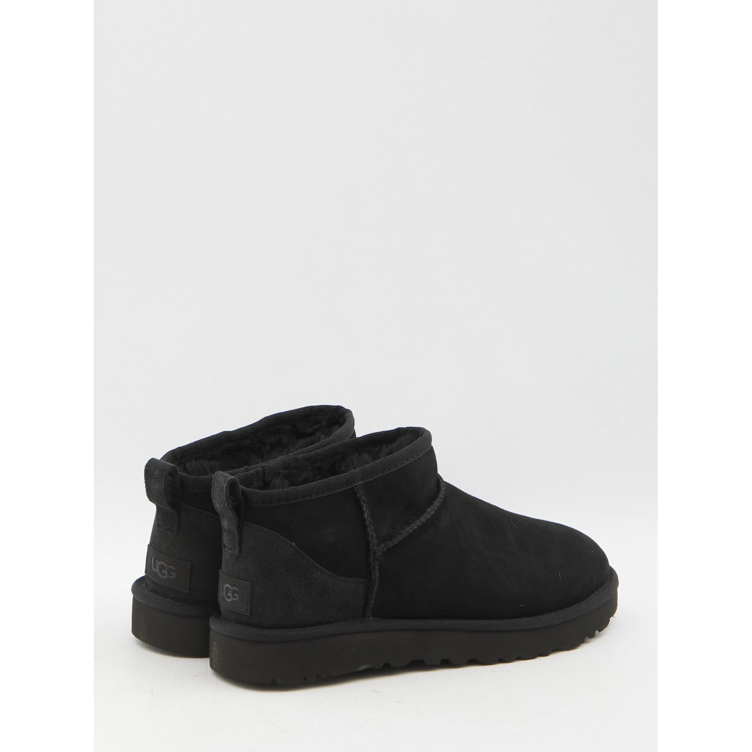 أحذية Ugg الكلاسيكية القصيرة جدًا