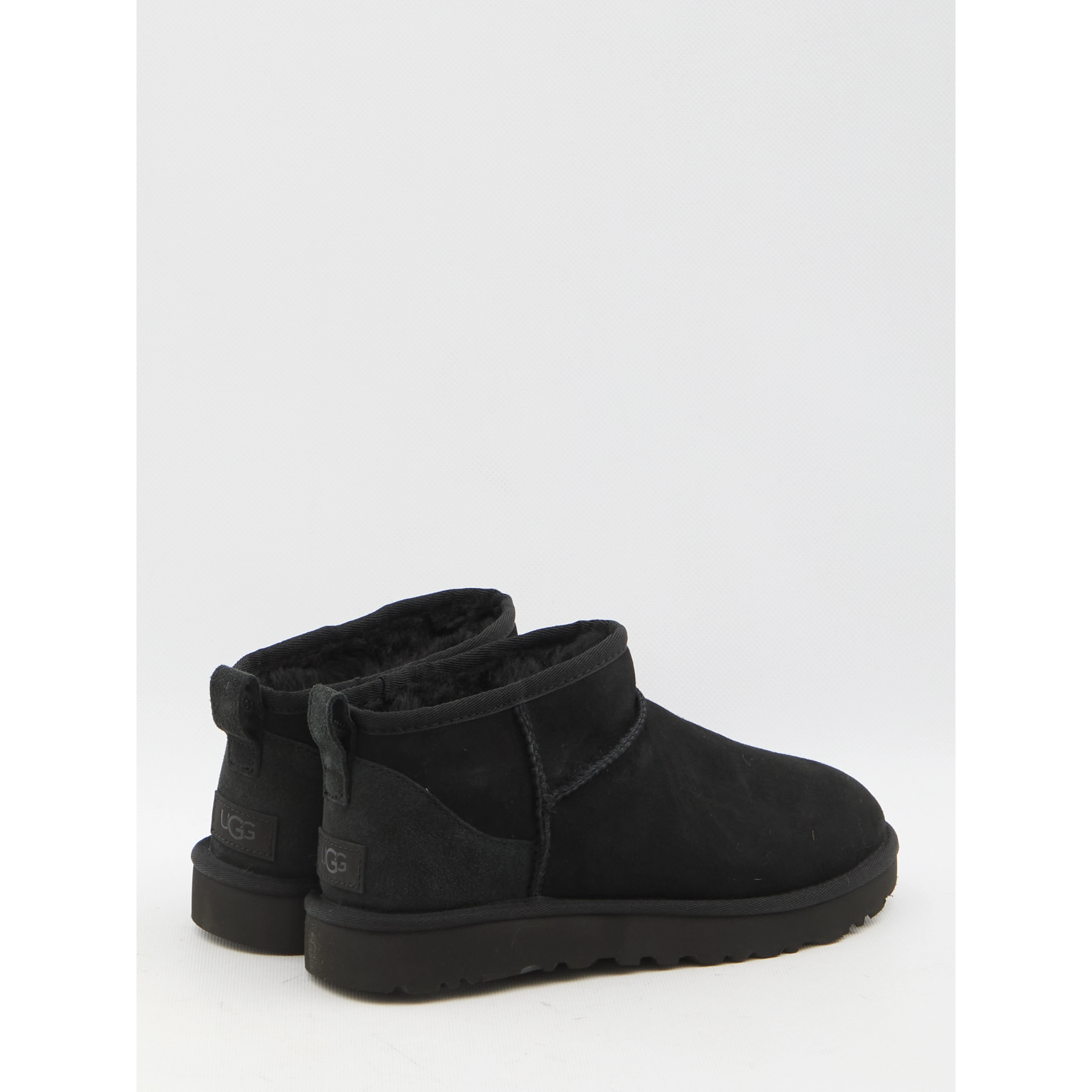أحذية Ugg الكلاسيكية القصيرة جدًا