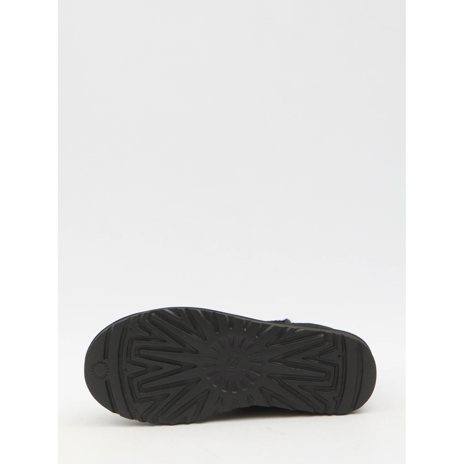 أحذية Ugg الكلاسيكية القصيرة جدًا