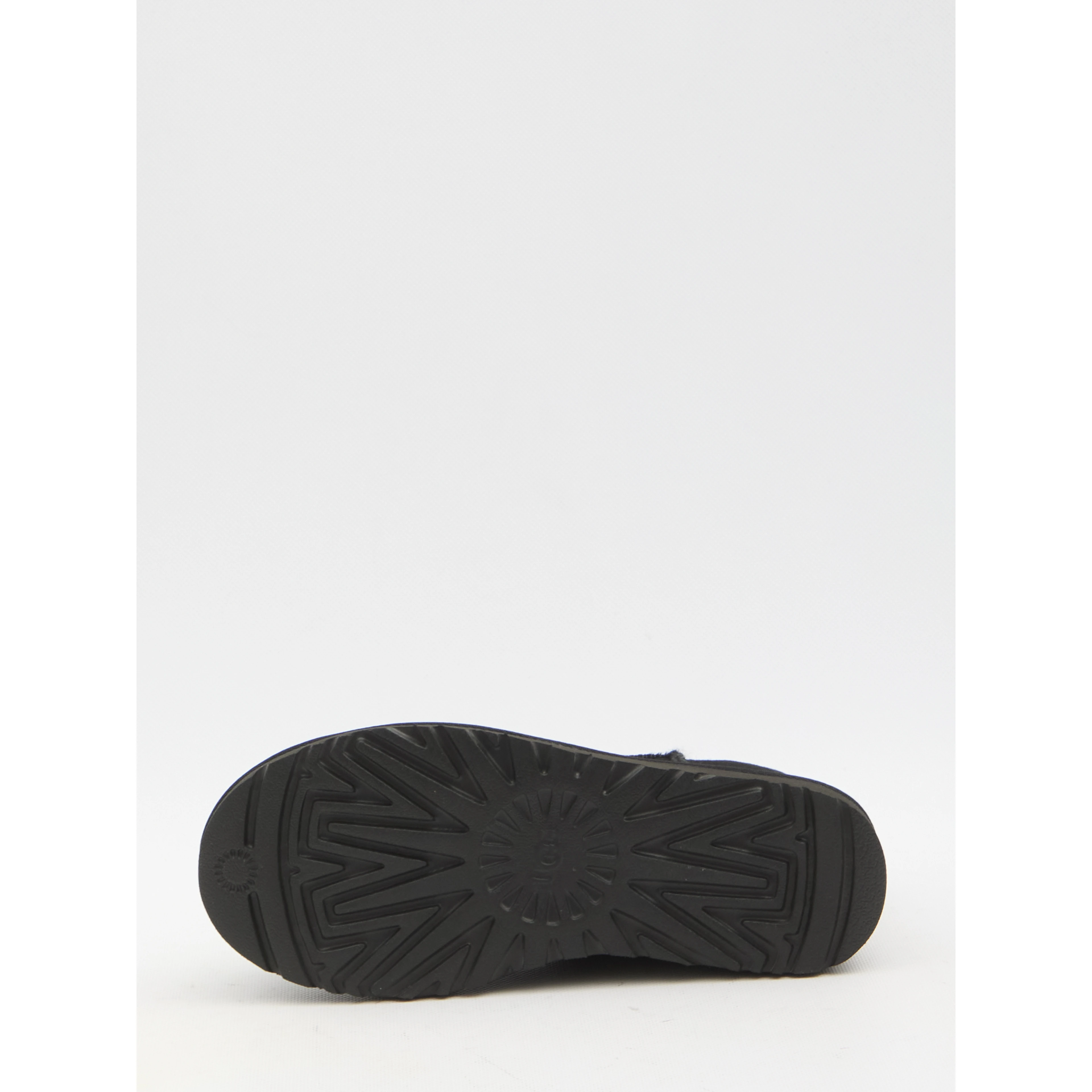 أحذية Ugg الكلاسيكية القصيرة جدًا