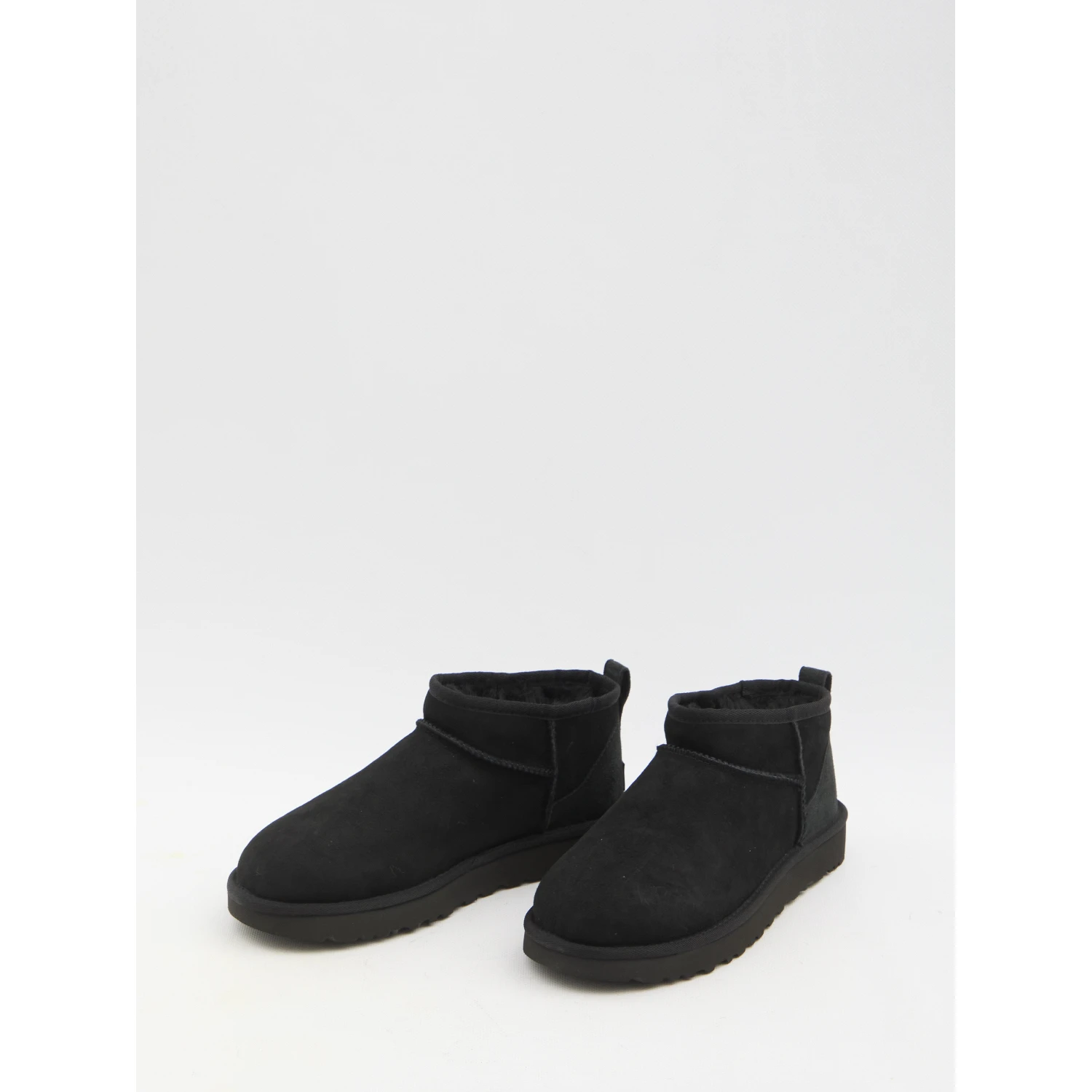 أحذية Ugg الكلاسيكية القصيرة جدًا