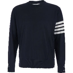 كنزة صوفية زرقاء برقبة دائرية مزينة بأربعة أشرطة على الكم وحواف مضلعة للرجال