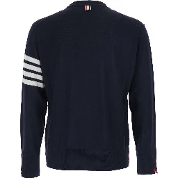 كنزة صوفية زرقاء برقبة دائرية مزينة بأربعة أشرطة على الكم وحواف مضلعة للرجال