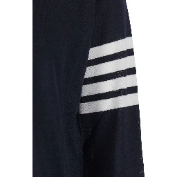 كنزة صوفية زرقاء برقبة دائرية مزينة بأربعة أشرطة على الكم وحواف مضلعة للرجال