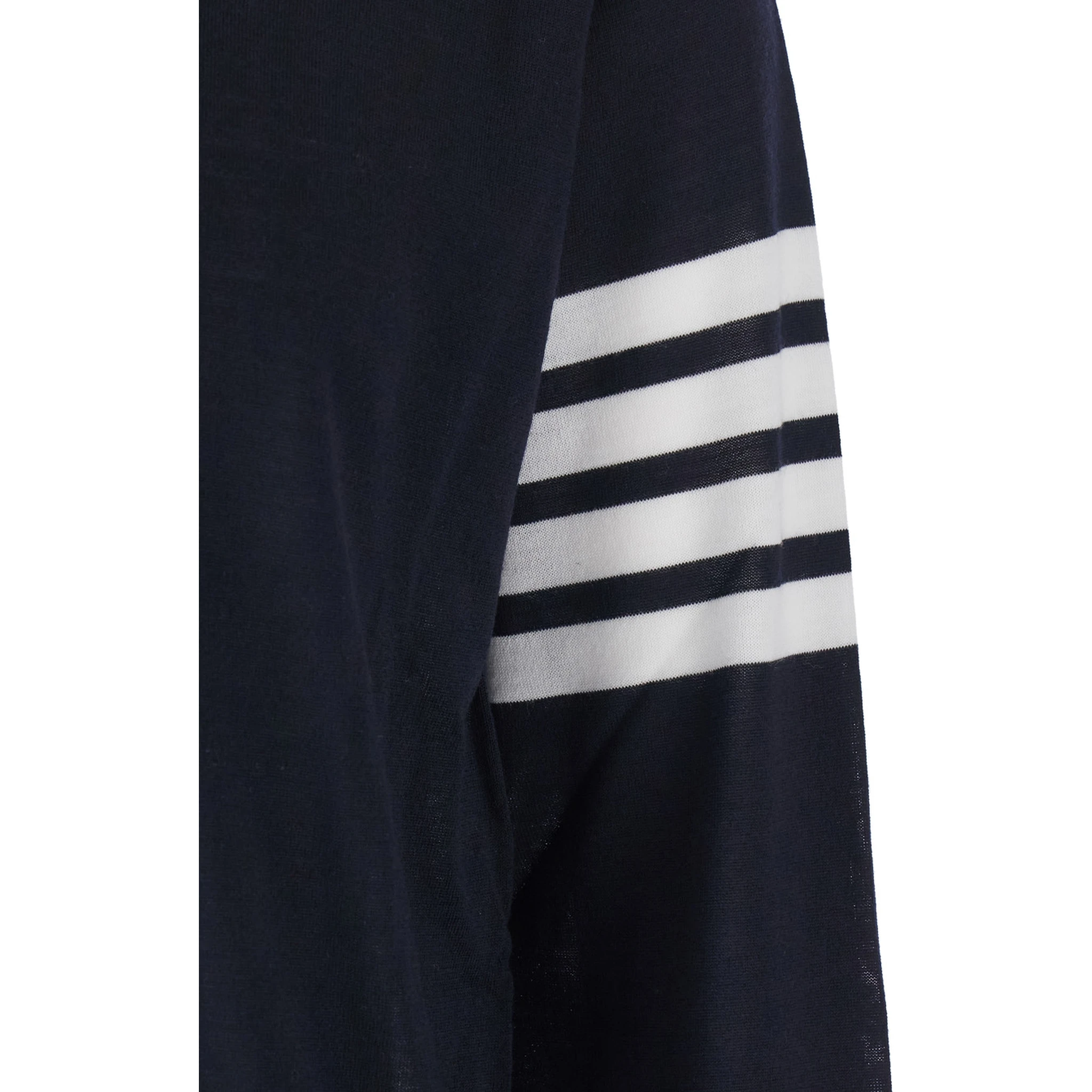 كنزة صوفية زرقاء برقبة دائرية مزينة بأربعة أشرطة على الكم وحواف مضلعة للرجال