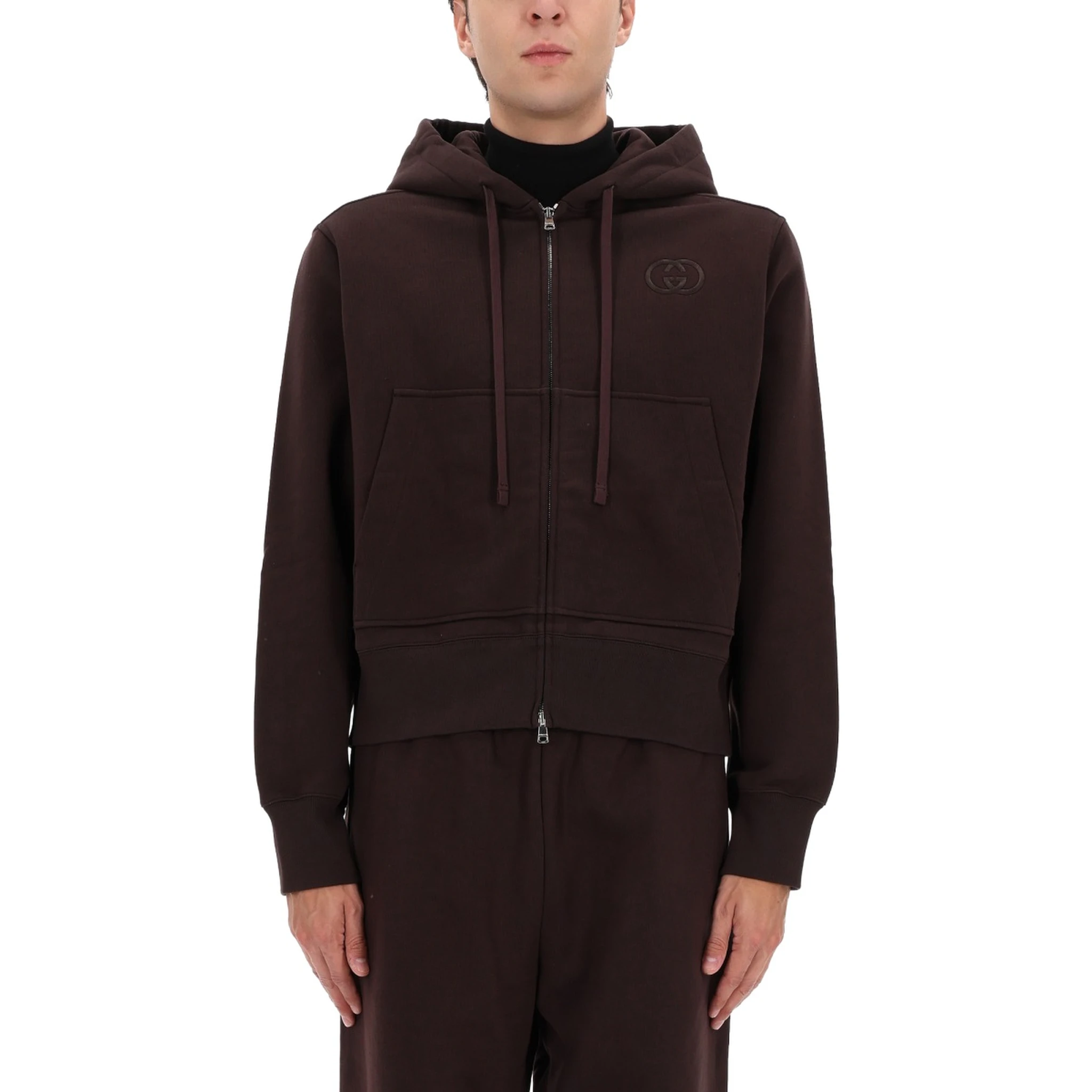 كنزة صوفية مطرزة بشعار